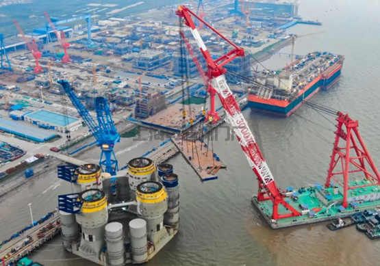 启东中远海运海工N262项目三大模块吊装工程顺利完工(图1)