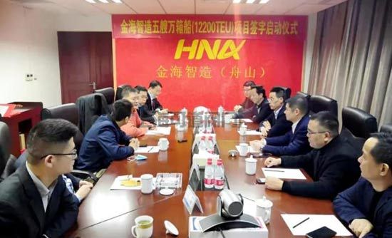 扬子江船业续建首制12200TEU集装箱船出坞(图1)