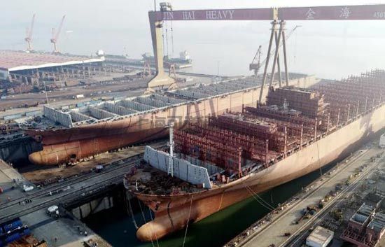 扬子江船业续建首制12200TEU集装箱船出坞(图2)