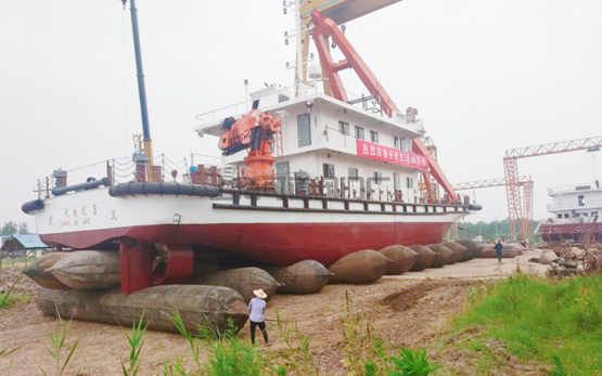 长江航道工程局投资建造的打捞辅助船舶“长救绞3”顺利下水(图1)