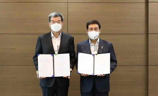HMM与韩国两大船企签署12艘13000TEU级超大型集装箱船建造协议(图1)
