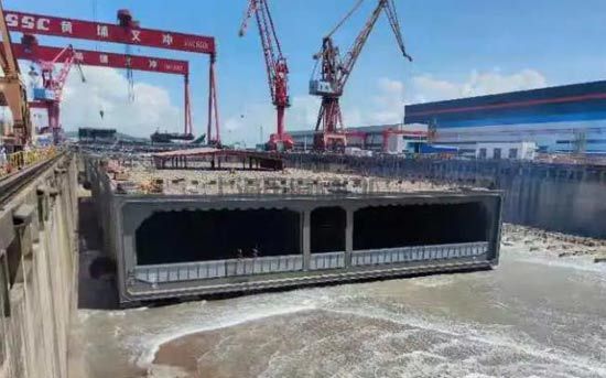黄埔文冲：深中通道项目E29、E28管节双管节起浮出坞(图1)