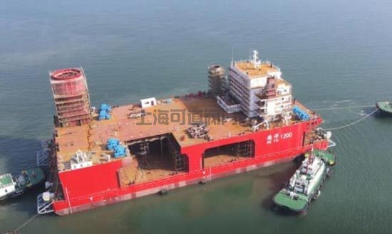 烟台打捞局1000T浅水坐底打捞工程船顺利下水(图1)