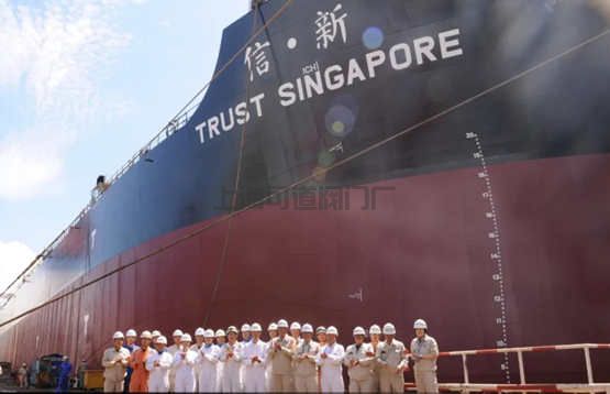 外高桥造船一号船坞完成2021年度第四批次出坞(图1)