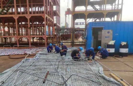 武船集团：5000吨大型巡航救助船液压清洗工作全面展开(图1)