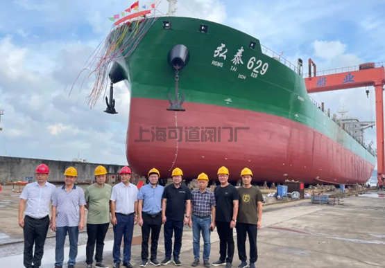 东红船业建造2070TEU集装箱船“弘泰629”顺利下水(图1)